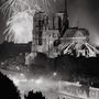A Notre-Dame-székesegyházat tűzijáték világítja meg a Bastille-napon 1954-ben