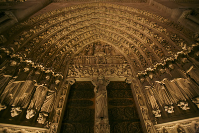 Verdier bíboros 58 diakónusnak adja át a papi rendet 1938-ban a Notre-Dame-székesegyházban