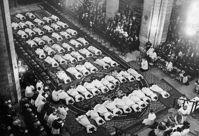 Verdier bíboros 58 diakónusnak adja át a papi rendet 1938-ban a Notre-Dame-székesegyházban