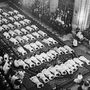 Verdier bíboros 58 diakónusnak adja át a papi rendet 1938-ban a Notre-Dame-székesegyházban