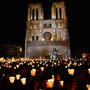XVI. Benedek pápa franciaországi látogatásának tiszteletére rendezett imavirrasztást a Notre-Dame székesegyházban 2008. szeptember 12-én Párizsban, Franciaországban