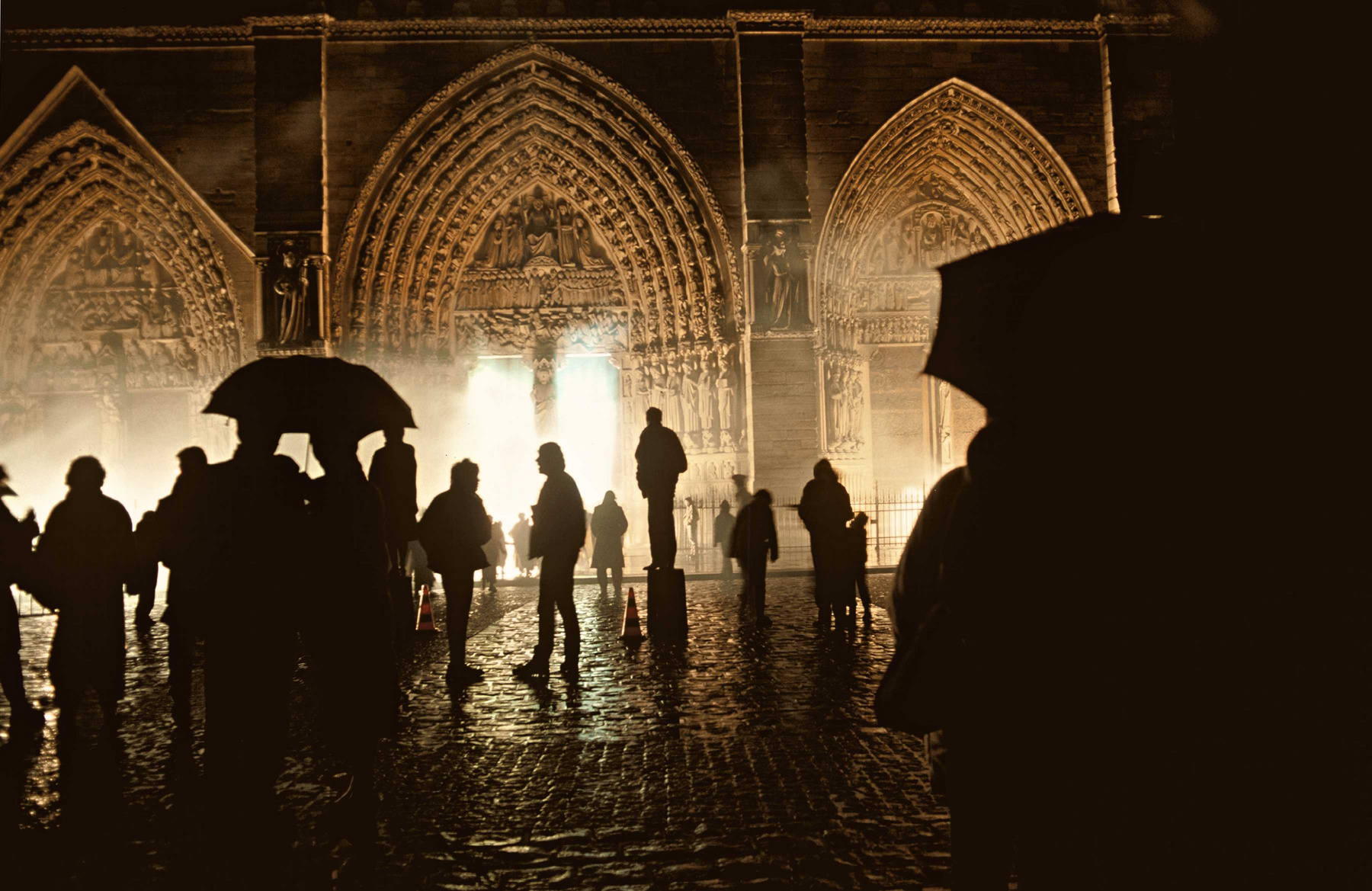 Verdier bíboros 58 diakónusnak adja át a papi rendet 1938-ban a Notre-Dame-székesegyházban