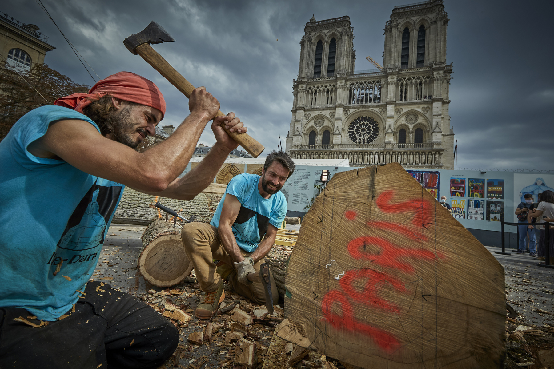 Verdier bíboros 58 diakónusnak adja át a papi rendet 1938-ban a Notre-Dame-székesegyházban