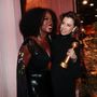 Viola Davis és Fernanda Torres kezében a díjjal, melyet a legjobb női főszereplő (dráma) kategóriában szerzett