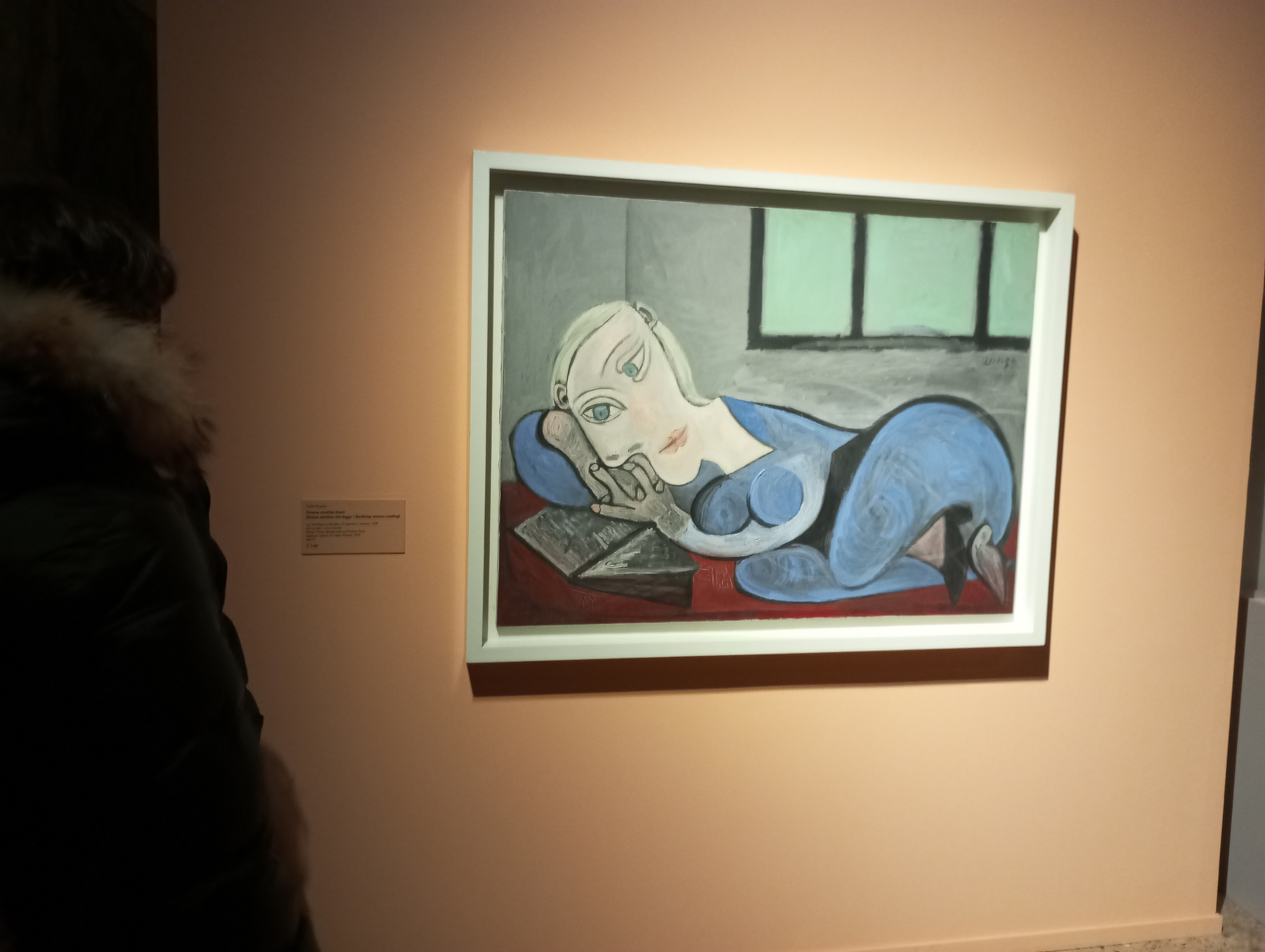 Femme couchée lisant