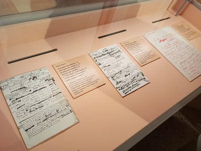 Femme couchée lisant