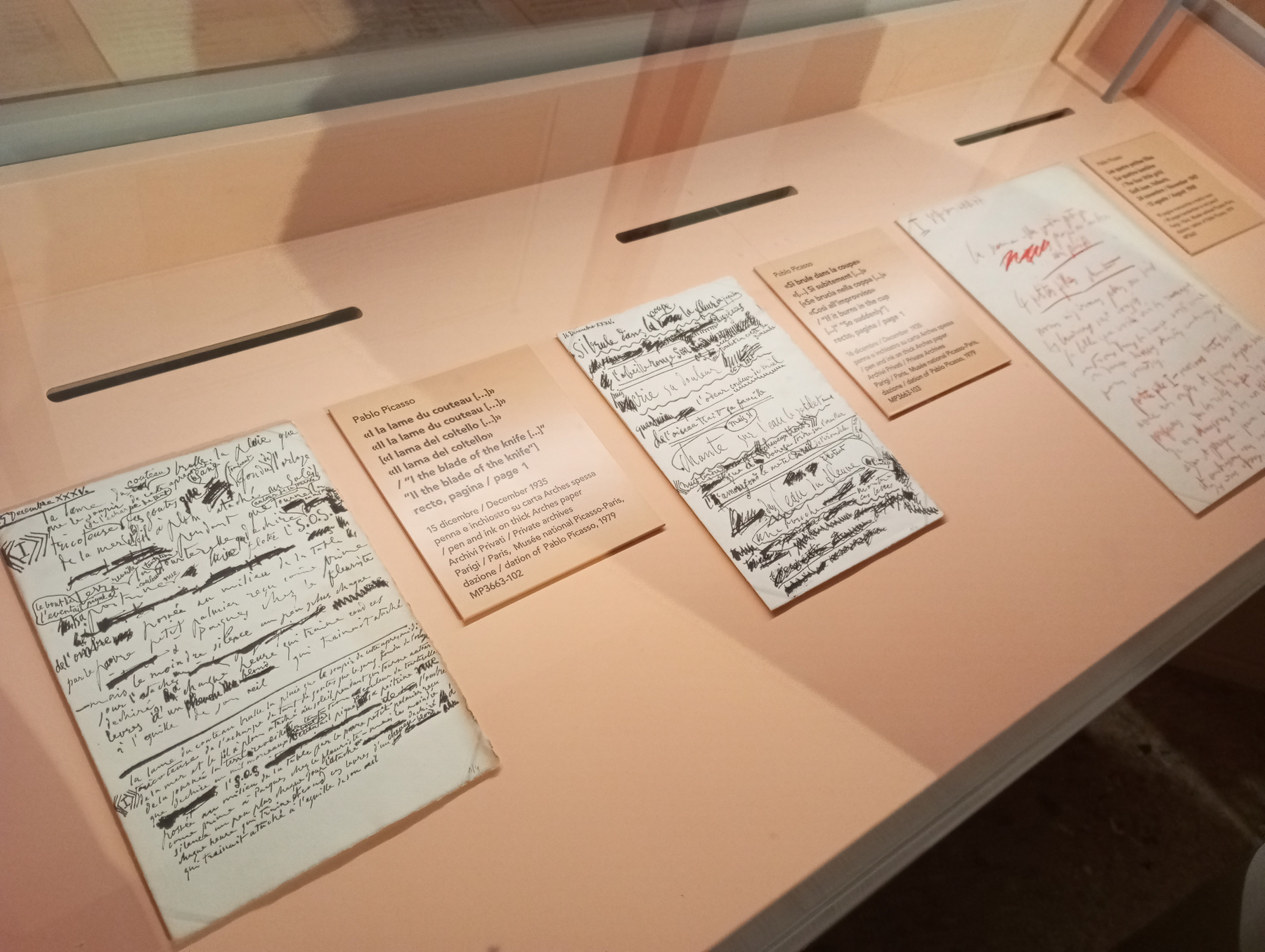 Femme couchée lisant