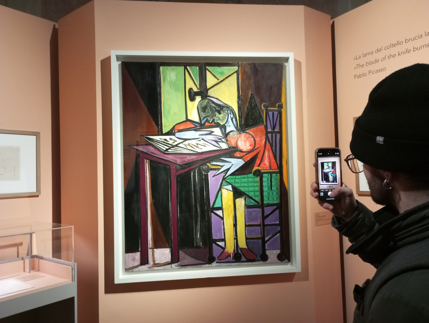 Femme couchée lisant