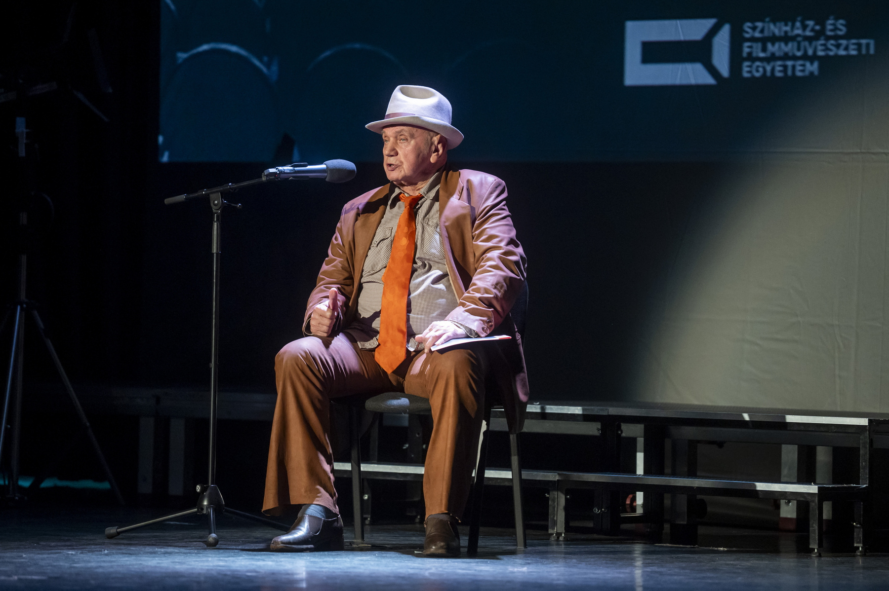 Koncz Gábor Kossuth- és Jászai Mari-díjas színész színházi rendező érdemes művész verset mond a Színház- és Filmművészeti Egyetem (SZFE) fennállásának 160. évfordulója alkalmából tartott ünnepségen Budapesten az Uránia Nemzeti Filmszínházban 2025. február 26-án