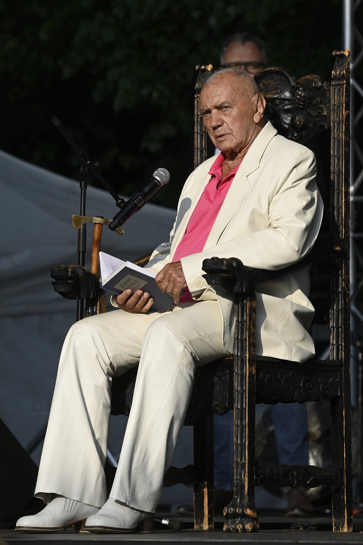 Koncz Gábor Kossuth- és Jászai Mari-díjas színész színházi rendező érdemes művész verset mond a Színház- és Filmművészeti Egyetem (SZFE) fennállásának 160. évfordulója alkalmából tartott ünnepségen Budapesten az Uránia Nemzeti Filmszínházban 2025. február 26-án