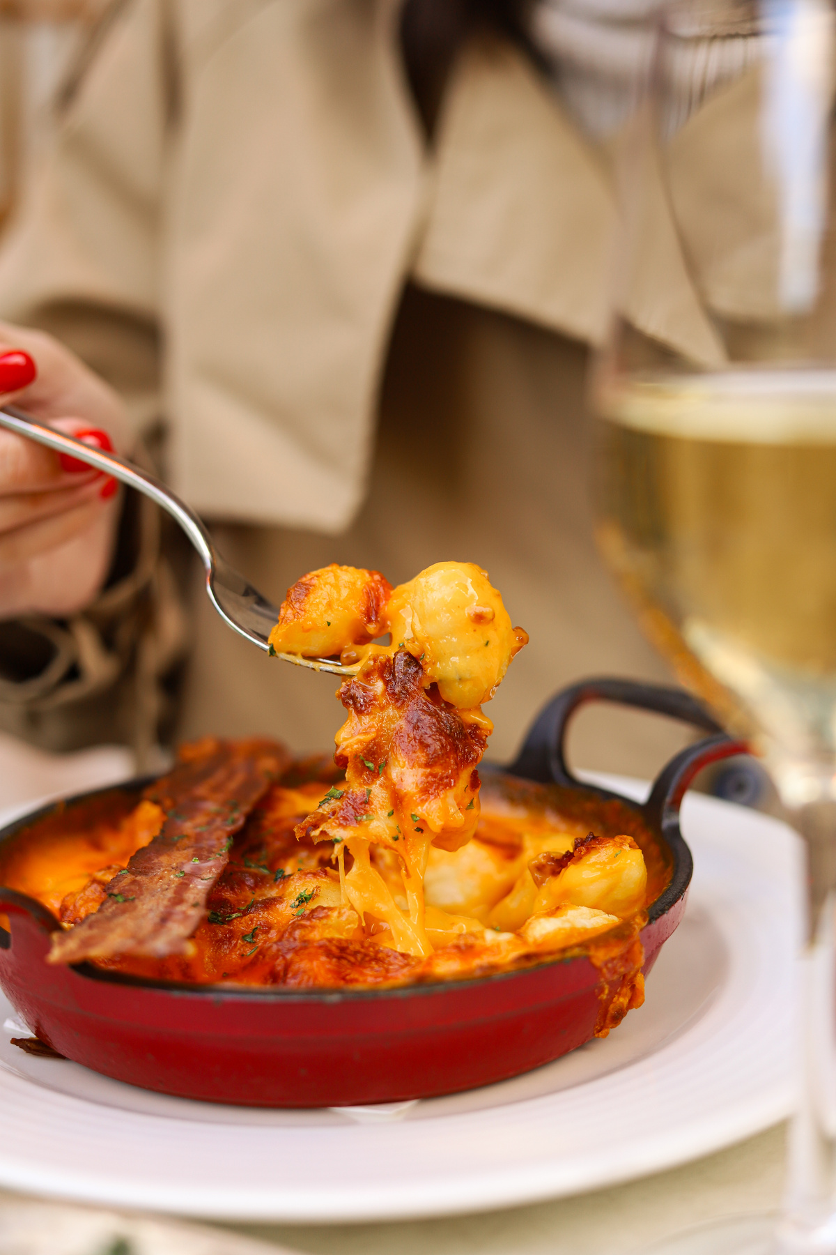 Kemencében sült cheddarsajt-szószos gnocchi baconnal