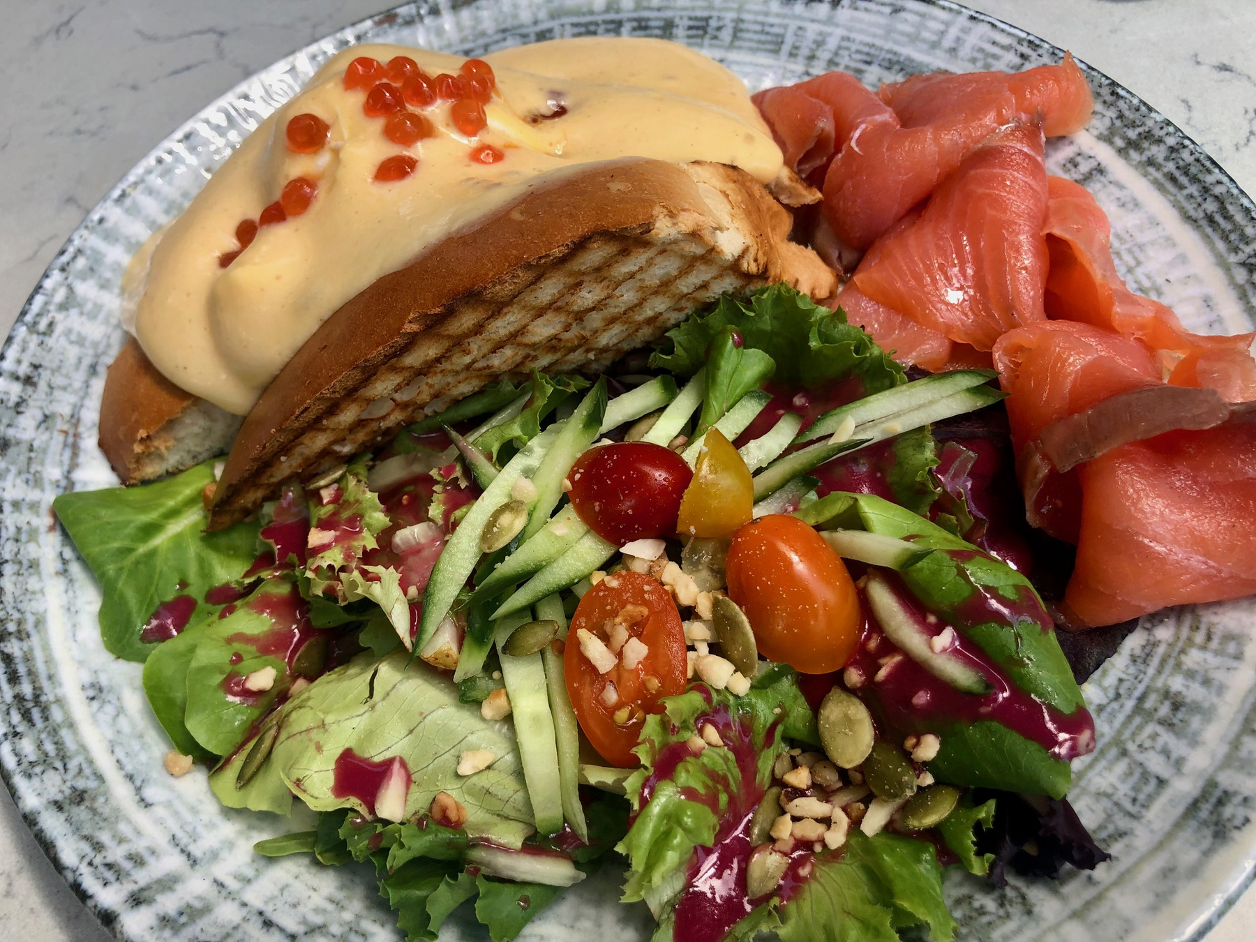 Lazac, saláta, buggyantott tojás