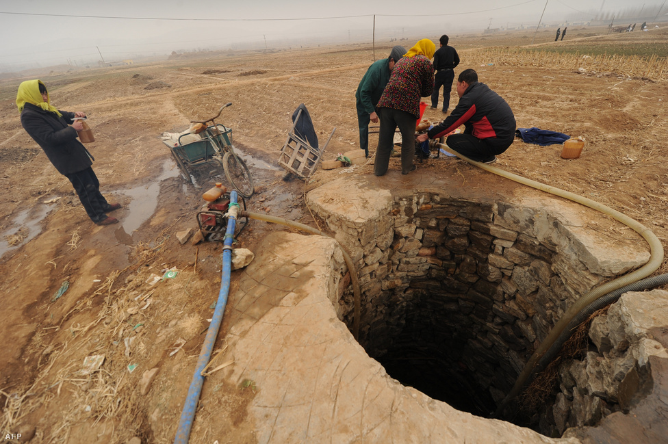 Magányos halász a Mekongon, melynek vízállása az elmúlt években sorra évtizedes negatív rekordokat döntöget. Kína délkeleti területeiről indulva keresztülfolyik  Thaiföldön, Laoszon, Kambodzsán és Vietnamon, majd a Dél-kínai-tengerbe ömlik. Nem csak Kína, de az egész térség életét meghatározza, mennyi víz folyhat még le rajta.