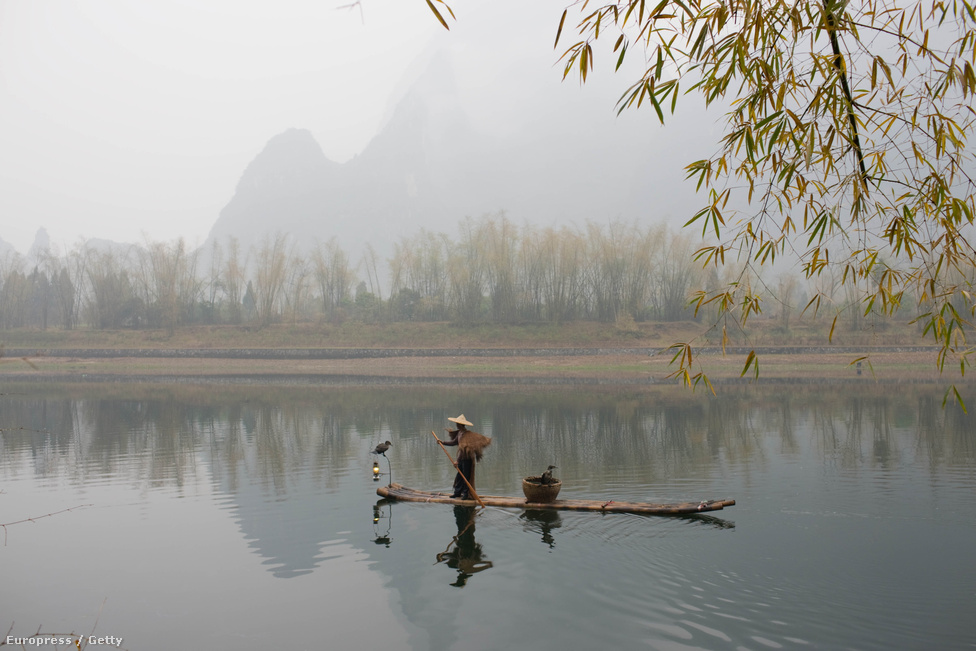 Magányos halász a Mekongon, melynek vízállása az elmúlt években sorra évtizedes negatív rekordokat döntöget. Kína délkeleti területeiről indulva keresztülfolyik  Thaiföldön, Laoszon, Kambodzsán és Vietnamon, majd a Dél-kínai-tengerbe ömlik. Nem csak Kína, de az egész térség életét meghatározza, mennyi víz folyhat még le rajta.