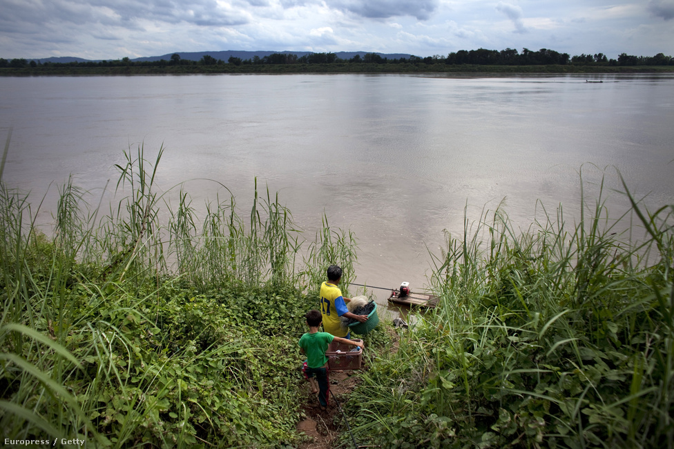Magányos halász a Mekongon, melynek vízállása az elmúlt években sorra évtizedes negatív rekordokat döntöget. Kína délkeleti területeiről indulva keresztülfolyik  Thaiföldön, Laoszon, Kambodzsán és Vietnamon, majd a Dél-kínai-tengerbe ömlik. Nem csak Kína, de az egész térség életét meghatározza, mennyi víz folyhat még le rajta.