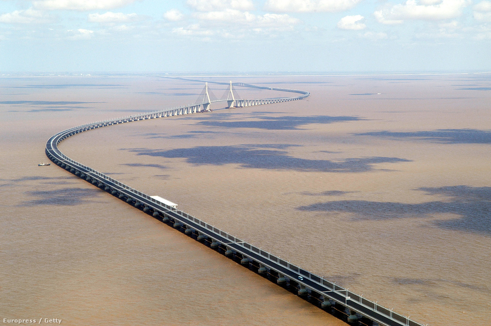 Magányos halász a Mekongon, melynek vízállása az elmúlt években sorra évtizedes negatív rekordokat döntöget. Kína délkeleti területeiről indulva keresztülfolyik  Thaiföldön, Laoszon, Kambodzsán és Vietnamon, majd a Dél-kínai-tengerbe ömlik. Nem csak Kína, de az egész térség életét meghatározza, mennyi víz folyhat még le rajta.