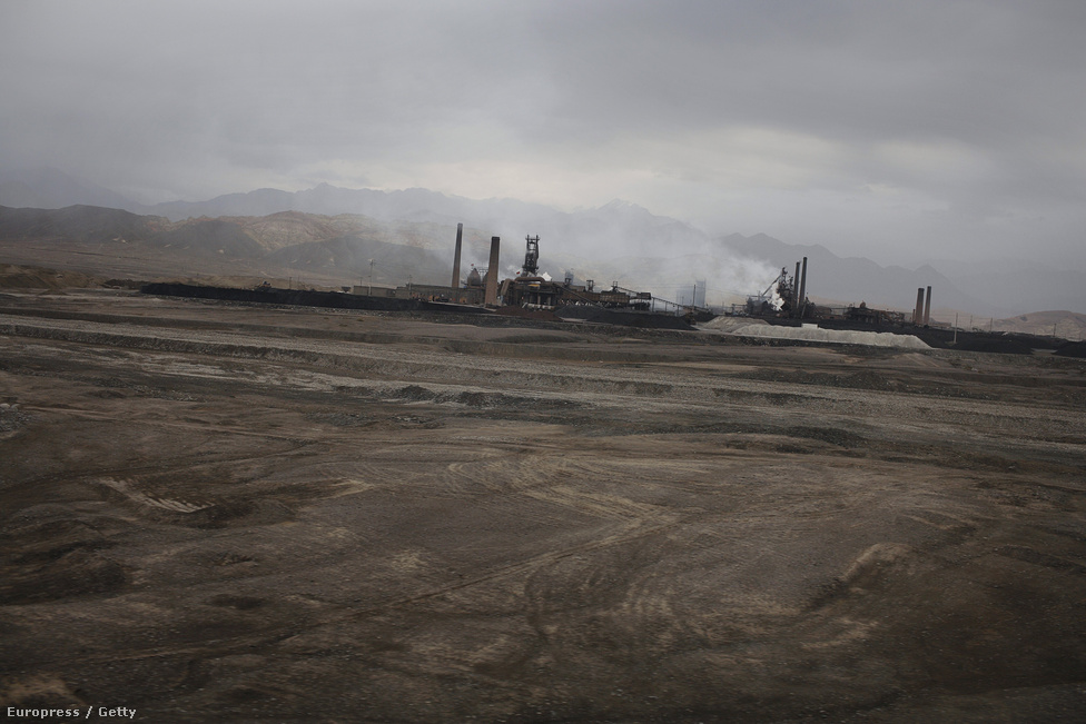 Magányos halász a Mekongon, melynek vízállása az elmúlt években sorra évtizedes negatív rekordokat döntöget. Kína délkeleti területeiről indulva keresztülfolyik  Thaiföldön, Laoszon, Kambodzsán és Vietnamon, majd a Dél-kínai-tengerbe ömlik. Nem csak Kína, de az egész térség életét meghatározza, mennyi víz folyhat még le rajta.