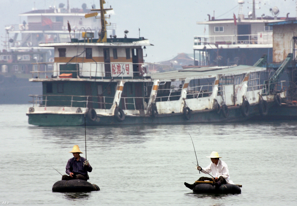 Magányos halász a Mekongon, melynek vízállása az elmúlt években sorra évtizedes negatív rekordokat döntöget. Kína délkeleti területeiről indulva keresztülfolyik  Thaiföldön, Laoszon, Kambodzsán és Vietnamon, majd a Dél-kínai-tengerbe ömlik. Nem csak Kína, de az egész térség életét meghatározza, mennyi víz folyhat még le rajta.