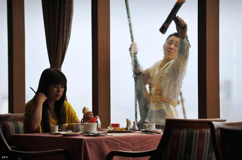 Magányos halász a Mekongon, melynek vízállása az elmúlt években sorra évtizedes negatív rekordokat döntöget. Kína délkeleti területeiről indulva keresztülfolyik  Thaiföldön, Laoszon, Kambodzsán és Vietnamon, majd a Dél-kínai-tengerbe ömlik. Nem csak Kína, de az egész térség életét meghatározza, mennyi víz folyhat még le rajta.