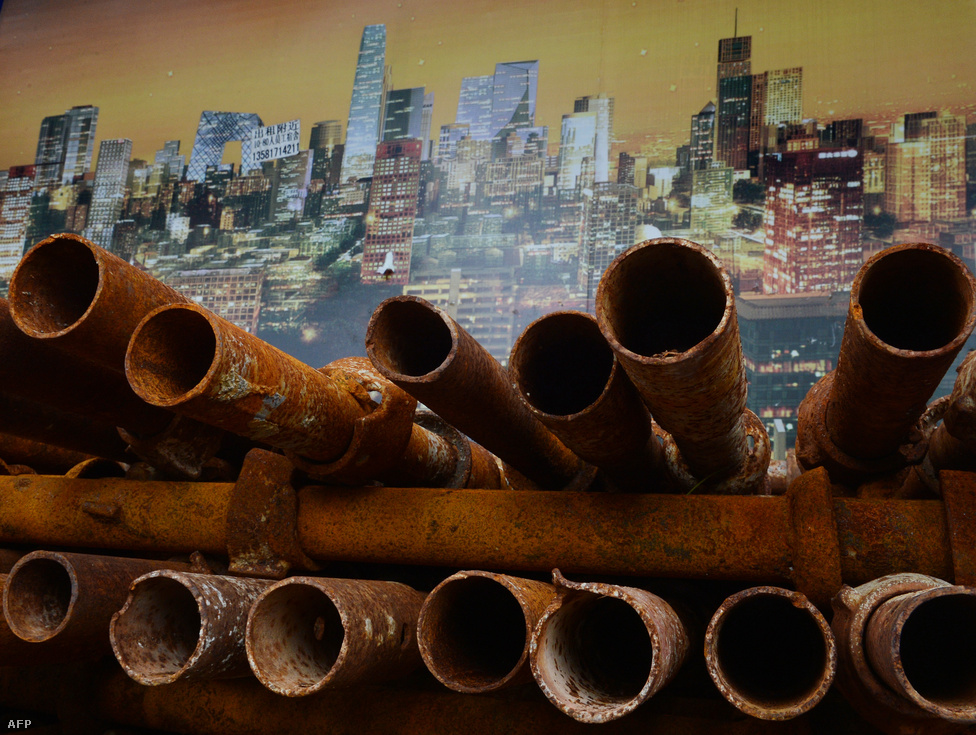 Magányos halász a Mekongon, melynek vízállása az elmúlt években sorra évtizedes negatív rekordokat döntöget. Kína délkeleti területeiről indulva keresztülfolyik  Thaiföldön, Laoszon, Kambodzsán és Vietnamon, majd a Dél-kínai-tengerbe ömlik. Nem csak Kína, de az egész térség életét meghatározza, mennyi víz folyhat még le rajta.