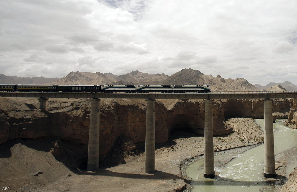 Magányos halász a Mekongon, melynek vízállása az elmúlt években sorra évtizedes negatív rekordokat döntöget. Kína délkeleti területeiről indulva keresztülfolyik  Thaiföldön, Laoszon, Kambodzsán és Vietnamon, majd a Dél-kínai-tengerbe ömlik. Nem csak Kína, de az egész térség életét meghatározza, mennyi víz folyhat még le rajta.