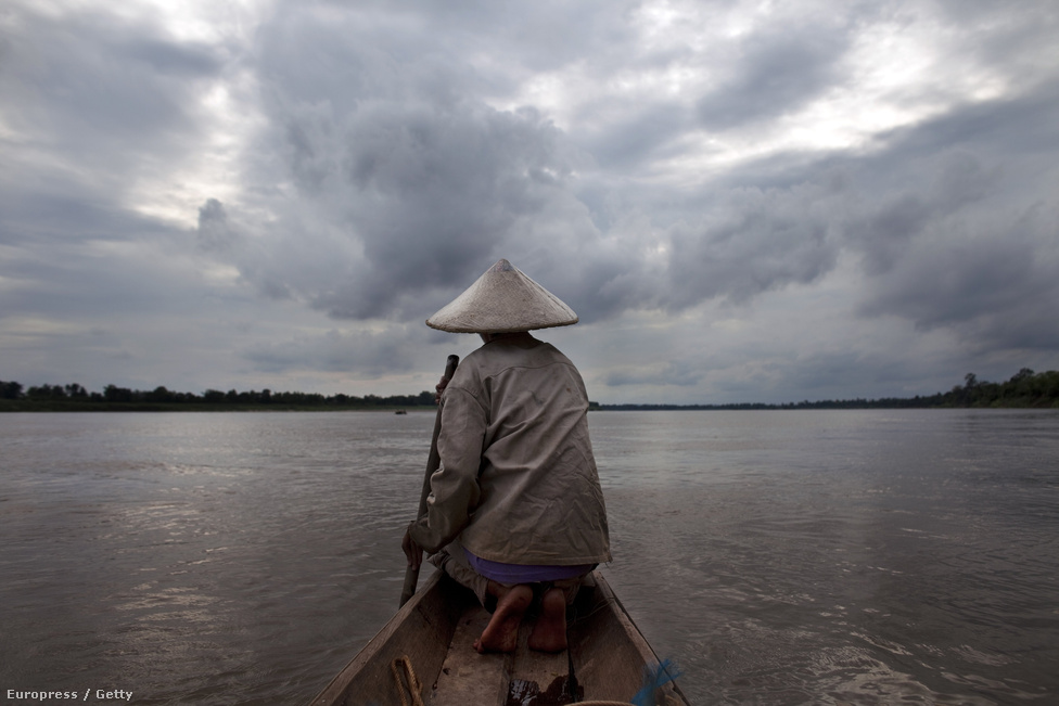 Magányos halász a Mekongon, melynek vízállása az elmúlt években sorra évtizedes negatív rekordokat döntöget. Kína délkeleti területeiről indulva keresztülfolyik  Thaiföldön, Laoszon, Kambodzsán és Vietnamon, majd a Dél-kínai-tengerbe ömlik. Nem csak Kína, de az egész térség életét meghatározza, mennyi víz folyhat még le rajta.