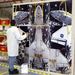 A NASA egyik szakértője a begyűjtött űrhajó-darabok egyikét hasonlítja össze a Columbiáról készült indítás előtti fotókkal.