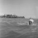 Jack Lalanne fitneszguru úszik Alcatraz szigetéről a part felé 1975-ben. A San Francisco-i öböl vize egyébként az év legmelegebb hónapjaiban is csak 12-13 fokos, és tele van kiszámíthatatlan áramlatokkal.