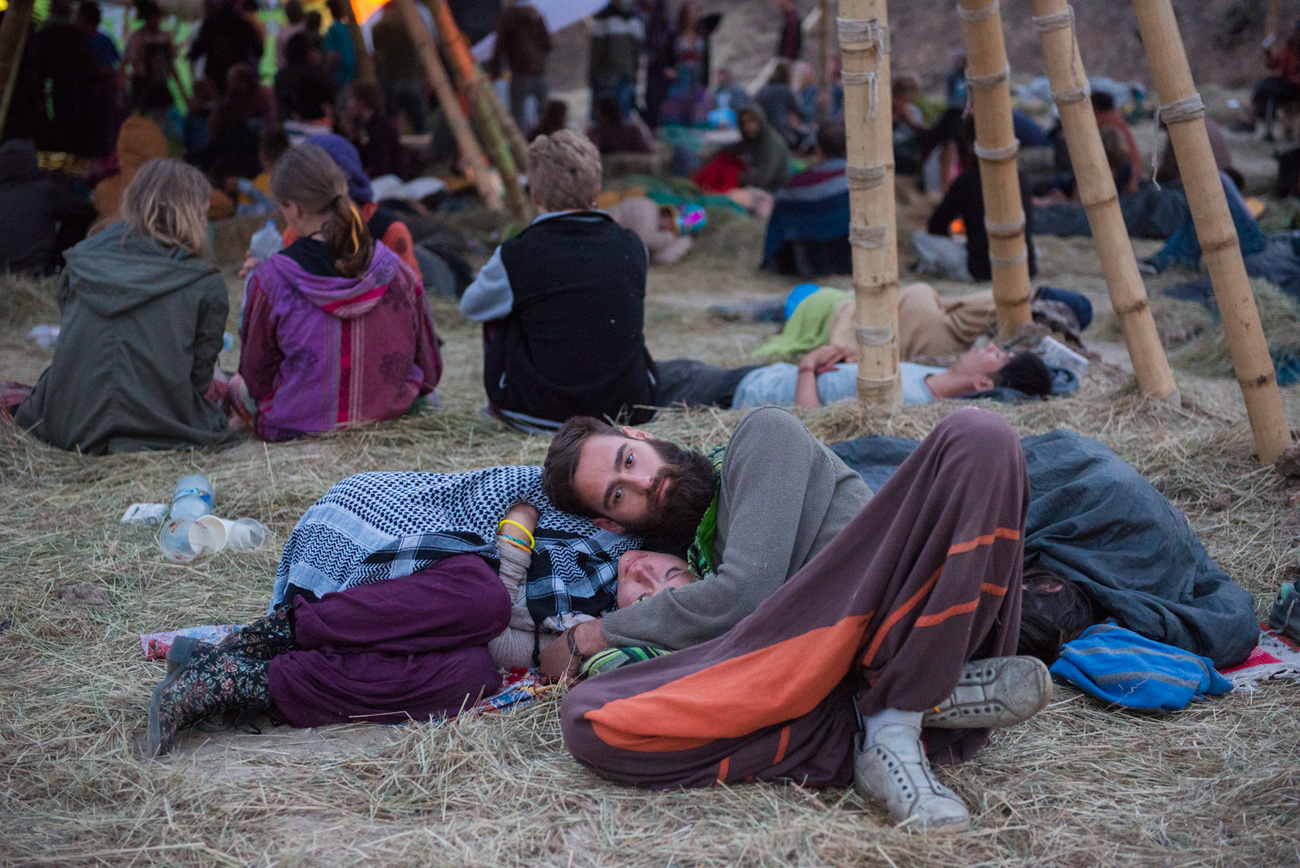 A Chill színpad mellett pihennek hajnalban, de a zene itt sem állt meg soha. Ettől függetlenül tíz méterrel arrébb már sátrak álltak és sokan aludtak itt. Hasonló élményekért augusztus elejéig kell várni, akkor kezdődik az Ozora.