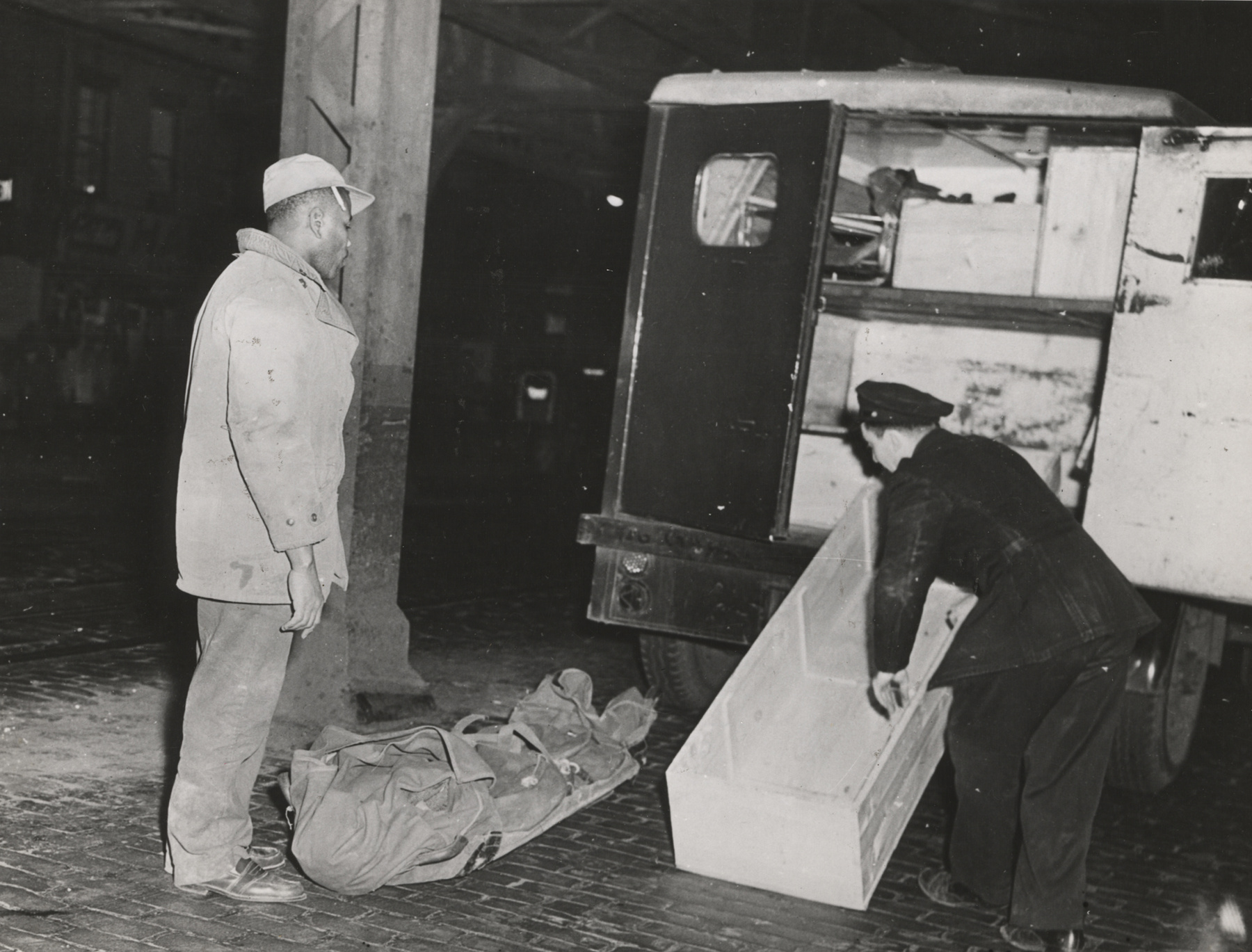 Megkötözött holttestet találtak egy utazóbőröndben, Brooklynban.