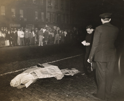 Megkötözött holttestet találtak egy utazóbőröndben, Brooklynban.