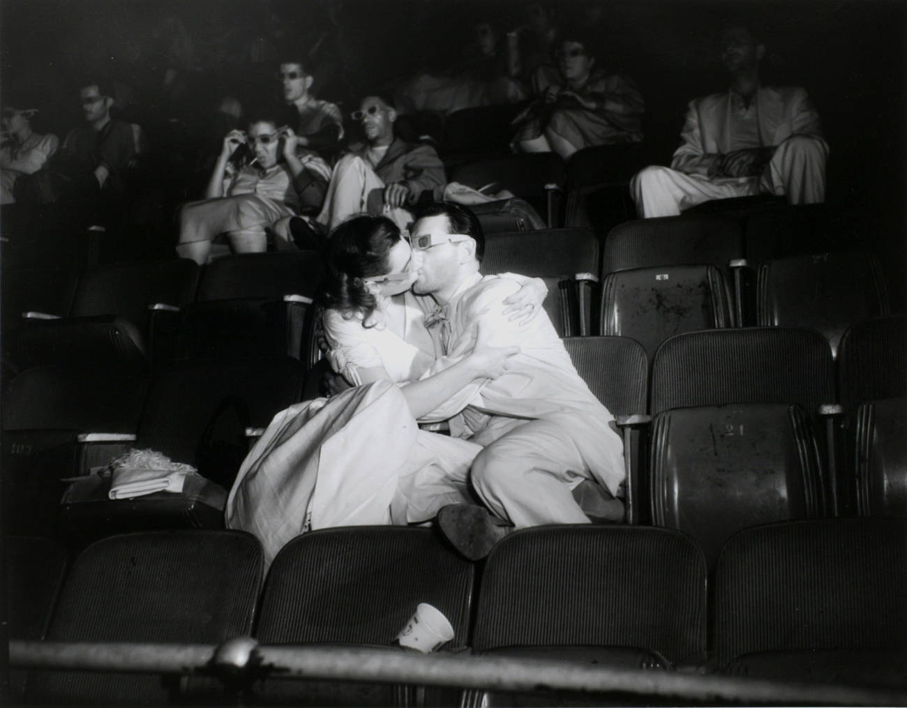 Betsy Drake és Franchot Tone egy filmjelenetben, a képen hátul Arthur Fellig