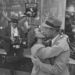 Betsy Drake és Franchot Tone egy filmjelenetben, a képen hátul Arthur Fellig