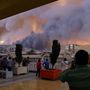 Tovább tombol a tűzvész a Chile középső részén fekvő Valparaiso városában, ahol vasárnap éjjelig több mint kétezer ház vált a lángok martalékává, és több mint tízezer embert kellett kitelepíteni.