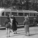 A MÁVAUT Ikarus 30-ásnak utasaitól búcsúzó rokonok, ismerősök valahol Sopronban vagy környékén, 1955. A MÁVAUT-ot (Magyar Államvasutak Közúti Gépkocsi Üzem) még 1935-ben alapították, akkoriban 224 vonalon közlekedtetett buszokat. A második világháború után a cég neve MÁVAUT Autóbuszközlekedési Nemzeti Vállalat lett. 


