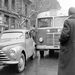 A 39-es busz balesete a Vörösmarty téren, a Haas-palota előtt, 1955. A 39-es busz akkoriban még átment Pestre, a János kórháztól indult, és a Mártírok útja (ma Margit körút), Margit híd útvonalon érte el a Vörösmarty téri végállomását. A vonal leghíresebb balesete 1954-ban történt, amikor egy utasok nélküli 39-es áttörte a Margit híd korlátját és a Dunába zuhant. A sofőr és a kalauz életét vesztette. Az Ikarus 30-as buszokat 1951-től kezdték gyártani, 1956-ig szállították a Fővárosi Autóbuszüzemnek, a csúcson 192 futott belőlük. A Budapesten maradt buszokat 1962-ban selejtezték le, a többi vidéken futott. A Vörösmarty téri impozáns Haas-palota (Haas Fülöp és fia szőnyegcég tulajdona) a második világháborúban bombatalálatot kapott. 1971-ben a helyén épült fel az Országos Rendező Iroda tájidegen kockaépülete. Ezt 2005-ben lebontották, helyén üveg- és acélhomlokzatú irodaház épült.