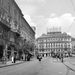A budapesti Marx tér a Bajcsy-Zsilinszky út felől nézve, 1956. A Marx teret korábban Berlini térnek hívták, ma Nyugati tér. A szemközti ház tetején kivilágítható vörös csillag. A Bajcsy-Zsilinszky úton még villamos járt. Azután szedték fel a síneket, hogy átadták a hármas metró új szakaszát, az utolsó 47-49-es villamos 1980. június 15-én ment végig a Bajcsy-Zsilinszky úton.