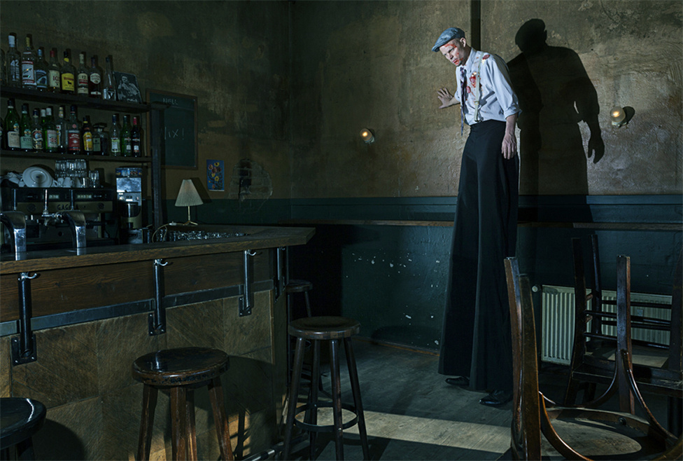 “...Ebböl az interakcióbol kell 

kiindulnom, érintettség és 

érintehetetlenség, otthonosság és 

idegenség finom összjátékából

...egyszerre jelenvaló és 

megfoghatatlan...Az otthonlét, 

egy akármilyen viszonylagos 

otthonlét is mindig rutin, 

ismétlödés.”

Parti Nagy Lajos: A karfavörös 

oroszlán (2002)