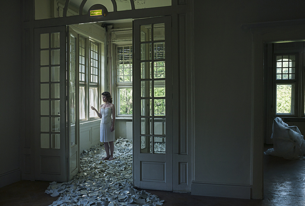 “...Ebböl az interakcióbol kell 

kiindulnom, érintettség és 

érintehetetlenség, otthonosság és 

idegenség finom összjátékából

...egyszerre jelenvaló és 

megfoghatatlan...Az otthonlét, 

egy akármilyen viszonylagos 

otthonlét is mindig rutin, 

ismétlödés.”

Parti Nagy Lajos: A karfavörös 

oroszlán (2002)