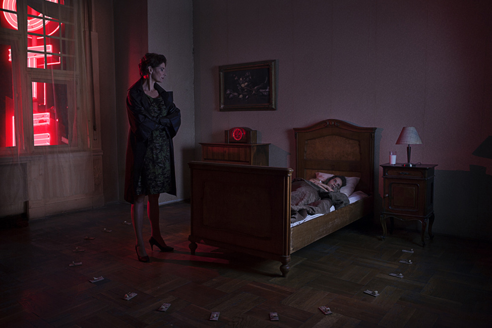 “...Ebböl az interakcióbol kell 

kiindulnom, érintettség és 

érintehetetlenség, otthonosság és 

idegenség finom összjátékából

...egyszerre jelenvaló és 

megfoghatatlan...Az otthonlét, 

egy akármilyen viszonylagos 

otthonlét is mindig rutin, 

ismétlödés.”

Parti Nagy Lajos: A karfavörös 

oroszlán (2002)