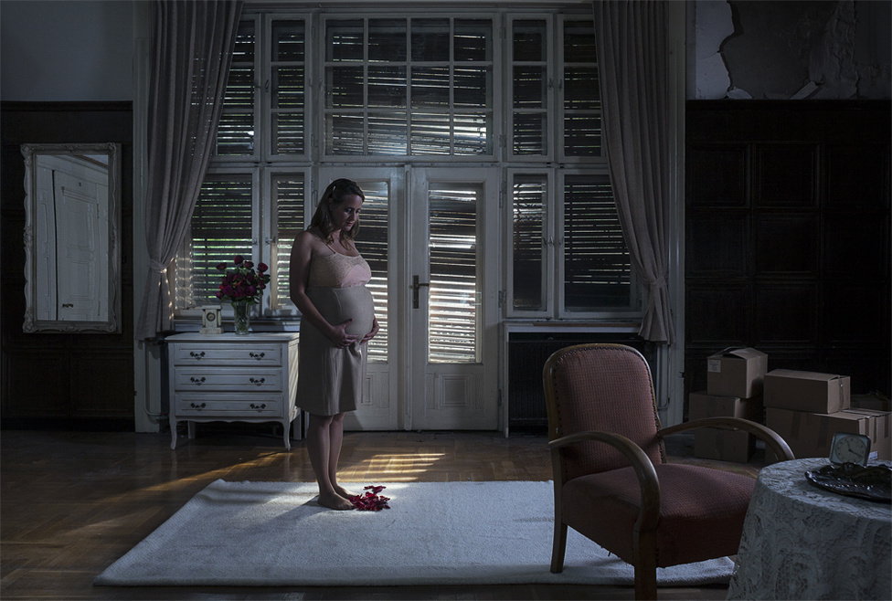 “...Ebböl az interakcióbol kell 

kiindulnom, érintettség és 

érintehetetlenség, otthonosság és 

idegenség finom összjátékából

...egyszerre jelenvaló és 

megfoghatatlan...Az otthonlét, 

egy akármilyen viszonylagos 

otthonlét is mindig rutin, 

ismétlödés.”

Parti Nagy Lajos: A karfavörös 

oroszlán (2002)