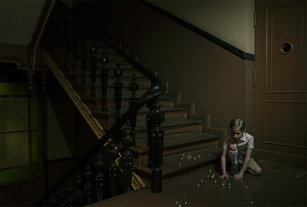 “...Ebböl az interakcióbol kell 

kiindulnom, érintettség és 

érintehetetlenség, otthonosság és 

idegenség finom összjátékából

...egyszerre jelenvaló és 

megfoghatatlan...Az otthonlét, 

egy akármilyen viszonylagos 

otthonlét is mindig rutin, 

ismétlödés.”

Parti Nagy Lajos: A karfavörös 

oroszlán (2002)