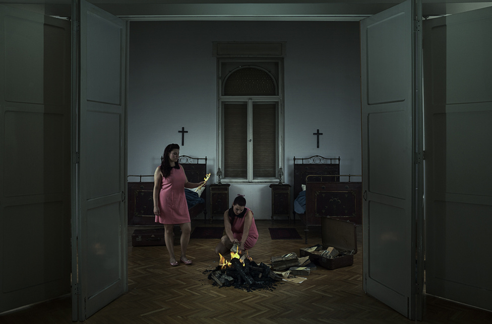 “...Ebböl az interakcióbol kell 

kiindulnom, érintettség és 

érintehetetlenség, otthonosság és 

idegenség finom összjátékából

...egyszerre jelenvaló és 

megfoghatatlan...Az otthonlét, 

egy akármilyen viszonylagos 

otthonlét is mindig rutin, 

ismétlödés.”

Parti Nagy Lajos: A karfavörös 

oroszlán (2002)