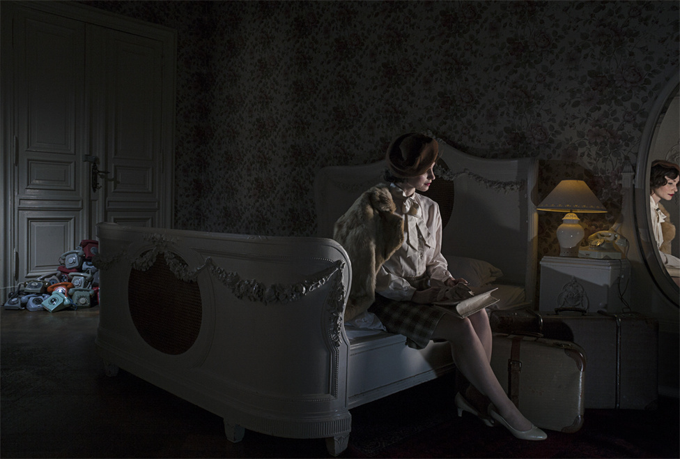 “...Ebböl az interakcióbol kell 

kiindulnom, érintettség és 

érintehetetlenség, otthonosság és 

idegenség finom összjátékából

...egyszerre jelenvaló és 

megfoghatatlan...Az otthonlét, 

egy akármilyen viszonylagos 

otthonlét is mindig rutin, 

ismétlödés.”

Parti Nagy Lajos: A karfavörös 

oroszlán (2002)