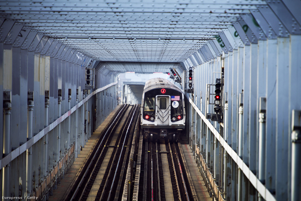 A New York-i metró első látásra a világ legbonyolultabb és legátláthatatlanabb rendszerének tűnik, labirintusszerű folyosókkal és állomásokkal (nem ritka, hogy a föld alatt, sima folyosókon át lehet gyalogolni az egyik állomásról egy másikig). A gyakorlatban azonban egy hét sem kell ahhoz, hogy az ember átlássa a káoszt, és olyan természetességgel használja a rendszert, mintha csak a városba született volna.