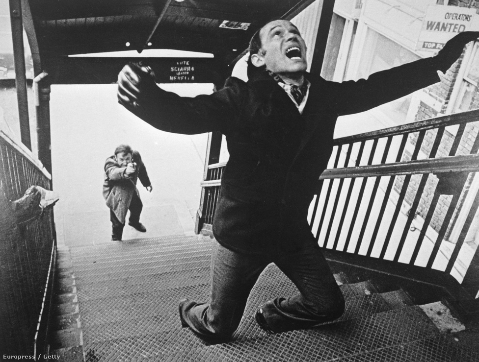 A New York-i metró első látásra a világ legbonyolultabb és legátláthatatlanabb rendszerének tűnik, labirintusszerű folyosókkal és állomásokkal (nem ritka, hogy a föld alatt, sima folyosókon át lehet gyalogolni az egyik állomásról egy másikig). A gyakorlatban azonban egy hét sem kell ahhoz, hogy az ember átlássa a káoszt, és olyan természetességgel használja a rendszert, mintha csak a városba született volna.