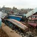 A cunami egyik túlélője a teljesen használhatatlanná vált halászcsónakok mellett. A túlélők közül rengetegen mindenüket elveszítették, a megélhetésüket jelentő halászatot sem tudták folytatni a pusztítás után. A cunami becslések szerint 11 országban 10 milliárd dollár (kb. 259 milliárd forint) kárt okoztak.