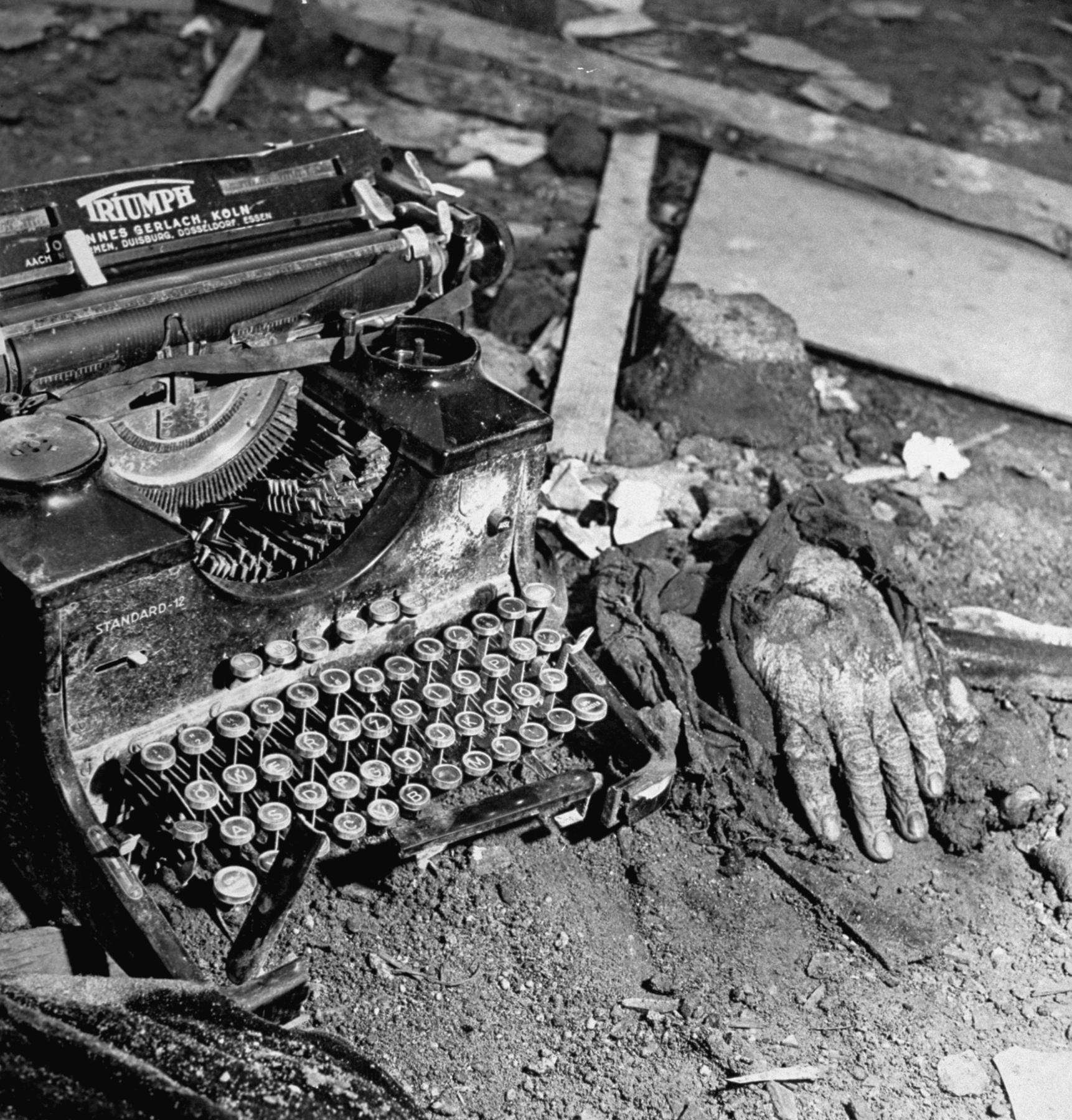Egy lipcsei írógép, és a kéz, amivel talán épp az utolsó sorokat gépelték a sokszor váratlanul érkező bombák becsapódása előtt. A kép 1945 májusában készült.