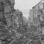 A szövetségesek terrorbombázásai nem csak a nagyvárosokat rombolták le: a kétezer éves múltra visszatekintő, alig tízezres kisváros, Bitburg sem úszta meg. A jelentések szerint az 1944 decemberében végrehajtott bombázásokban a város épületeinek 85 százaléka pusztult el.