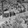 Nem Drezda volt az egyetlen város, amit teljesen feleslegesen bombázott porrá a szövetséges haderő: a Würzburgban 1945. január 5-én készült fotón a hellyel-közzel egyben maradt katedrális látható, körülötte pedig egész lakónegyedek csontváza.
